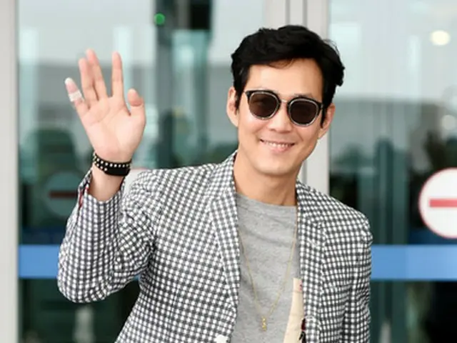 韓国俳優イ・ジョンジェ（43）が、母親の借金を返済していないとの理由から訴訟を提起されたが、1審で勝訴した。