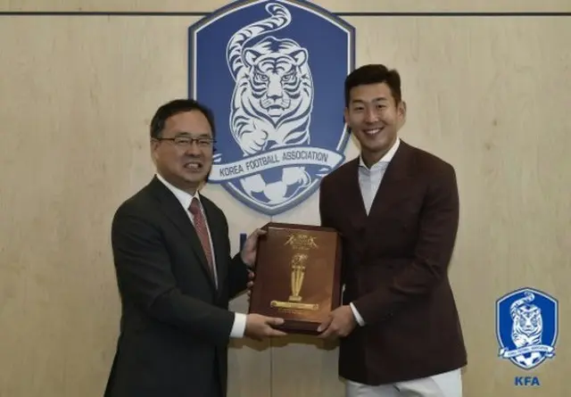 ソン・フンミン、「国際最優秀選手賞」賞牌を受け取る（提供:news1）