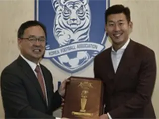 ソン・フンミン、「国際最優秀選手賞」賞牌を受け取る