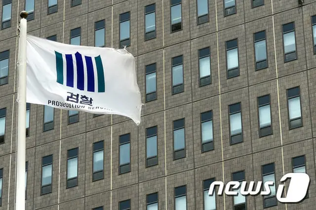 ロッテグループの裏金疑惑を捜査する韓国ソウル中央地検のロッテ捜査チームが23日、ロッテ損害保険のキム・ヒョンス代表取締役（60）を参考人として召喚し調査した。