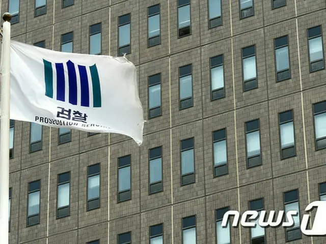 ロッテグループの裏金疑惑を捜査する韓国ソウル中央地検のロッテ捜査チームが23日、ロッテ損害保険のキム・ヒョンス代表取締役（60）を参考人として召喚し調査した。