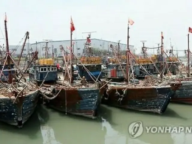仁川にある埠頭に停泊している中国漁船。違法操業などの容疑で韓国当局に拿捕された漁船だ＝（聯合ニュース）
