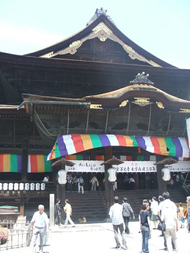 堂々たる善光寺の本堂（写真提供:ロコレ）