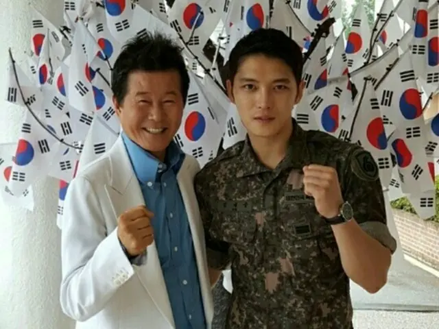 “軍服務中”ジェジュン（JYJ）、歌謡界の大御所テ・ジナと面会（提供:news1）