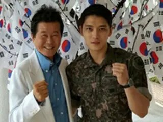 “軍服務中”ジェジュン（JYJ）、歌謡界の大御所テ・ジナと面会