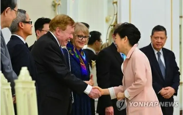 賢人グループのメンバー、キング氏（左）と握手を交わす朴大統領＝２８日、ソウル（聯合ニュース）