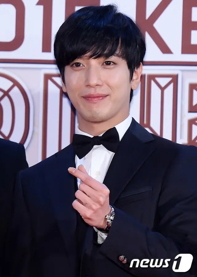 韓国人気バンド「CNBLUE」ボーカルのヨンファが、未公開情報を利用して株を売買した容疑で検察に出頭したことについて、所属事務所のFNCエンタテインメント側が立場を伝えた。（写真提供:news1）