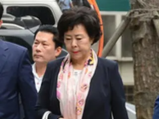 “裏金疑惑”ロッテ創業者の長女シン・ヨンジャ氏、検察に出向く