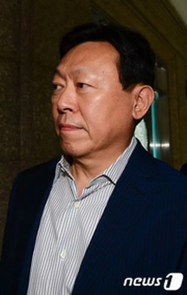 重光昭夫（韓国名:辛東彬/シン・ドンビン、61、重光武雄氏の次男）ロッテグループ会長が4日午前、ソウル・ロッテグループ政策本部本社の執務室に出勤した。