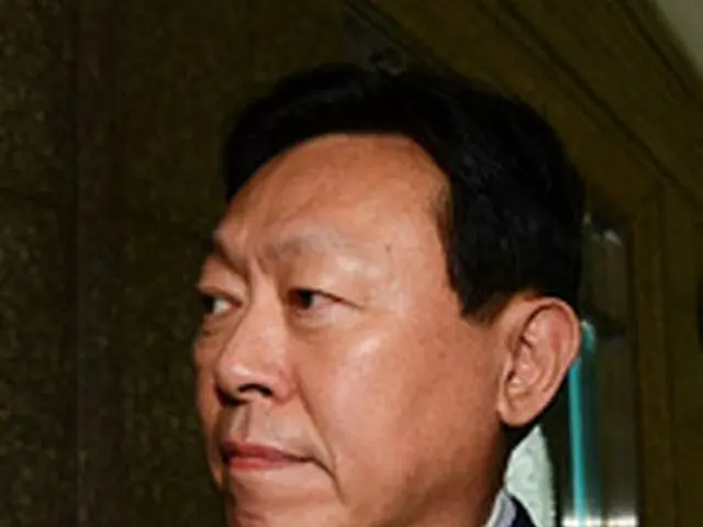 重光昭夫（韓国名:辛東彬/シン・ドンビン、61、重光武雄氏の次男）ロッテグループ会長が4日午前、ソウル・ロッテグループ政策本部本社の執務室に出勤した。