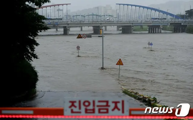 梅雨前線の影響で4日、韓国・忠北（チュンブク）一部地域に大雨警報が発効された。