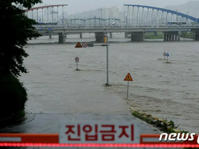 梅雨前線の影響で4日、韓国・忠北（チュンブク）一部地域に大雨警報が発効された。