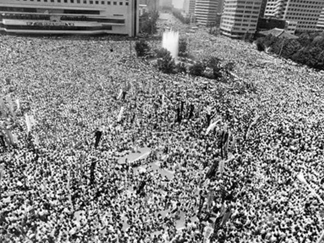 信じられない数の学生と市民が民主化運動に参加した