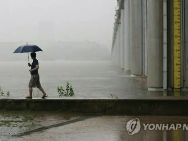 雨により漢江の水位が上がり、潜水橋は通行止めとなった＝５日、ソウル（聯合ニュース）