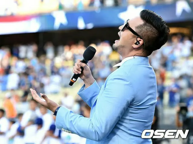 歌手キム・テウ（35）が去る6日午前（日本時間）、ドジャー・スタジアムでおこなわれたロサンゼルス・ドジャースとボルチモア・オリオールズ戦で、米国国歌を独唱した。