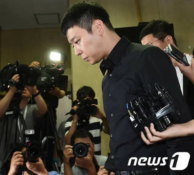 韓国歌手兼俳優パク・ユチョン（30）の性的暴行疑惑を捜査中の警察がパク・ユチョンと最初に告訴した“第1の女性”A氏間の金銭の交渉状況を捉え、捜査を継続している。