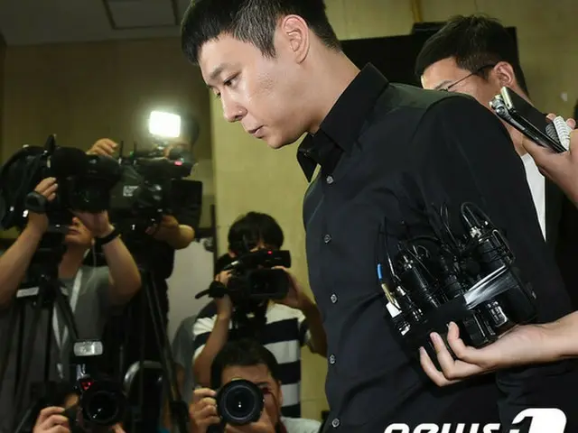 韓国歌手兼俳優パク・ユチョン（30）の性的暴行疑惑を捜査中の警察がパク・ユチョンと最初に告訴した“第1の女性”A氏間の金銭の交渉状況を捉え、捜査を継続している。