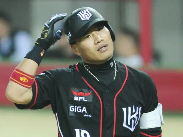 韓国プロ野球KTウィズの内野手キム・サンヒョン（36）が、昼間の街中で通行する女性を見ながら車内で自慰行為をした容疑で警察に立件された。（提供:OSEN）