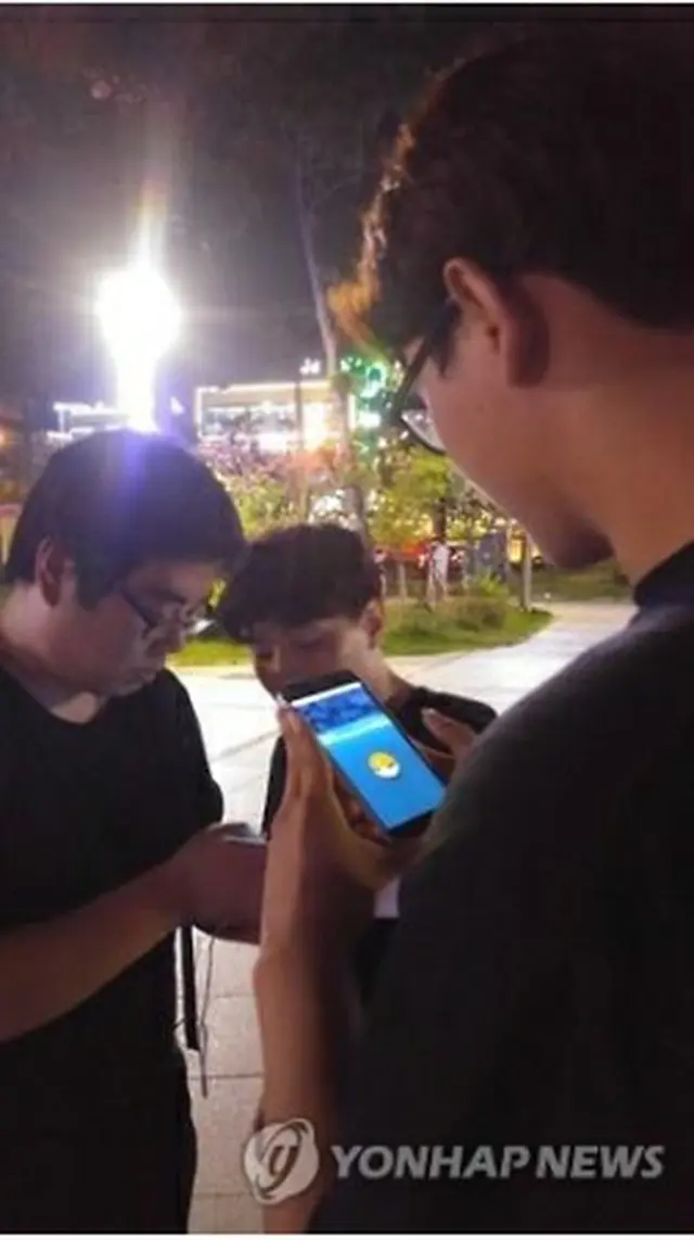 夜も「ポケモンＧＯ」を楽しむ生徒たち＝１３日、束草（聯合ニュース）