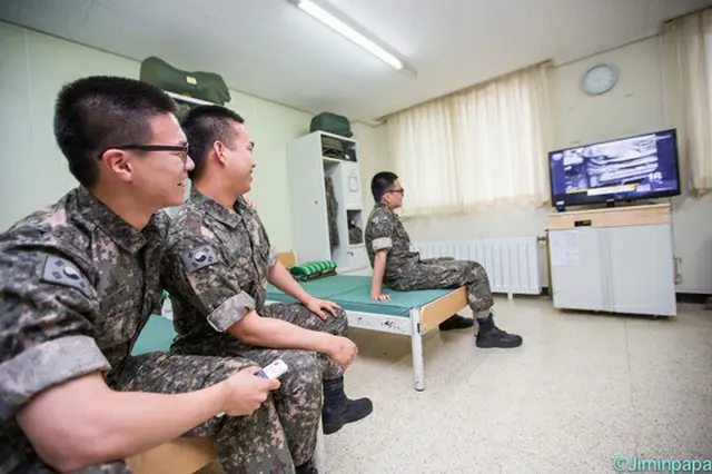 兵役を延期できる限界の30歳が近づいてきて、チャン・グンソクの兵役入りがいつになるのかが注目されている。（写真提供:ロコレ /韓国陸軍公式サイトより）