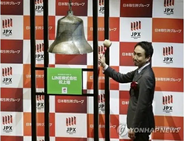 東京証券取引所での上場を記念するセレモニーに出席したＬＩＮＥの出澤剛ＣＥＯ（最高経営責任者）＝（聯合ニュース）
