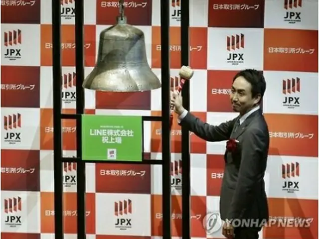 東京証券取引所での上場を記念するセレモニーに出席したＬＩＮＥの出澤剛ＣＥＯ（最高経営責任者）＝（聯合ニュース）