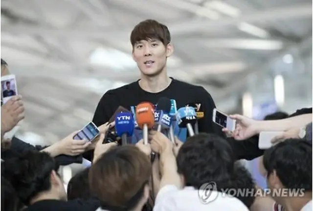 空港で記者団に五輪出場の抱負を語る朴選手＝１７日、仁川（聯合ニュース）