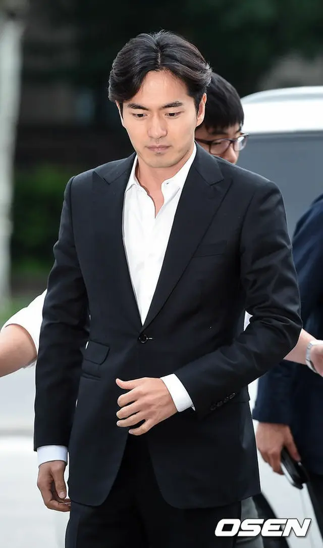 性的暴行容疑で韓国俳優イ・ジヌク（34）が夜通し警察調査を受けて帰宅した。