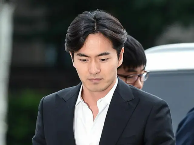 性的暴行容疑で韓国俳優イ・ジヌク（34）が夜通し警察調査を受けて帰宅した。