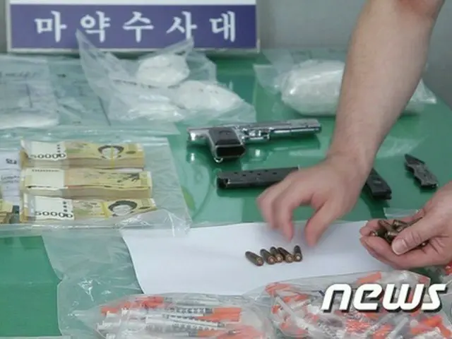 日本の特定危険指定暴力団工藤会所属の中堅幹部が拳銃と麻薬を所持し釜山に潜伏していたが、韓国警察に逮捕された。