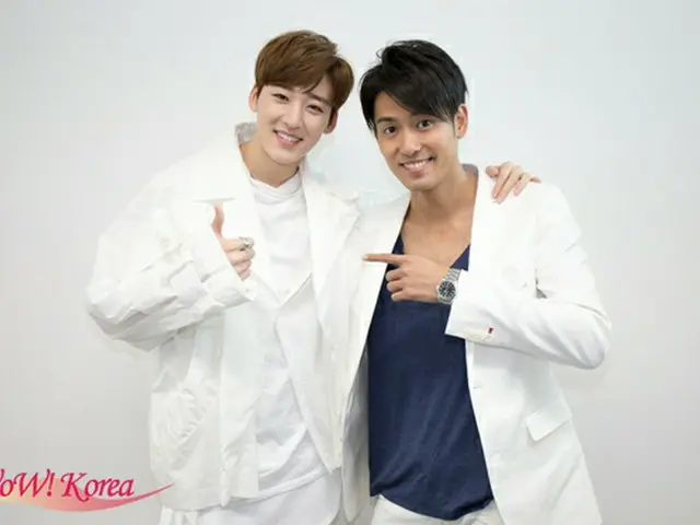 左からKEVIN（from U-KISS）、歌手K