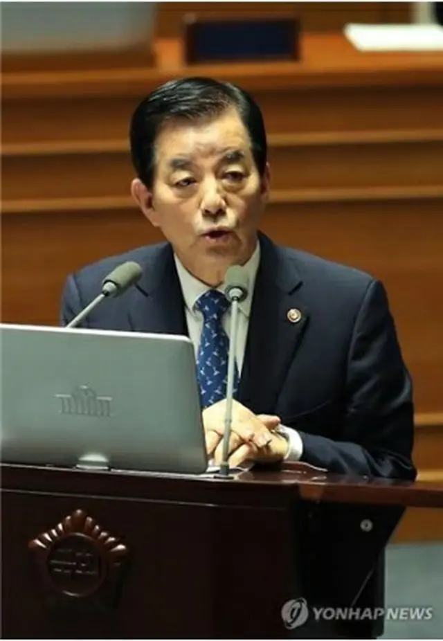答弁する韓民求長官＝（聯合ニュース）