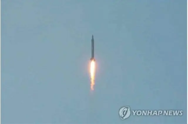 北朝鮮の弾道ミサイル北朝鮮の朝鮮労働党機関紙「労働新聞」は２０日付１面に、弾道ミサイル発射実験の写真を８枚掲載した。北朝鮮は前日、弾道ミサイル３発を発射した。写真はミサイル発射実験の様子＝２０日、ソウル（聯合ニュース）≪韓国国内でのみ使用。