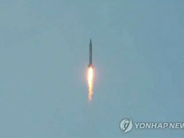 北朝鮮の弾道ミサイル北朝鮮の朝鮮労働党機関紙「労働新聞」は２０日付１面に、弾道ミサイル発射実験の写真を８枚掲載した。北朝鮮は前日、弾道ミサイル３発を発射した。写真はミサイル発射実験の様子＝２０日、ソウル（聯合ニュース）≪韓国国内でのみ使用。