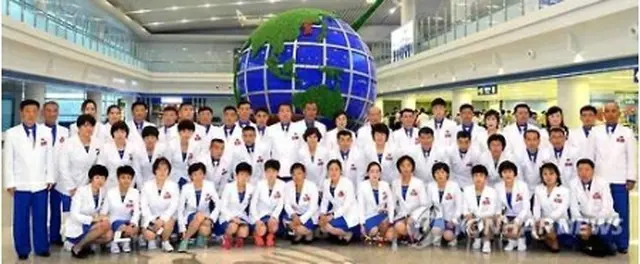 平壌空港で記念撮影をする北朝鮮選手団＝（朝鮮中央通信＝聯合ニュース）