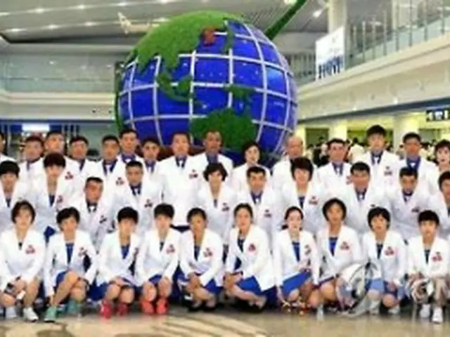 平壌空港で記念撮影をする北朝鮮選手団＝（朝鮮中央通信＝聯合ニュース）