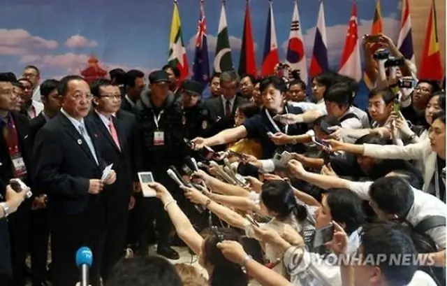 会見する北朝鮮の李外相＝（聯合ニュース）