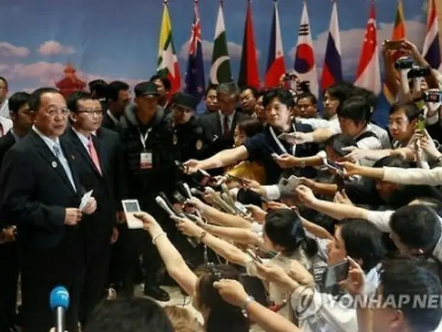 会見する北朝鮮の李外相＝（聯合ニュース）