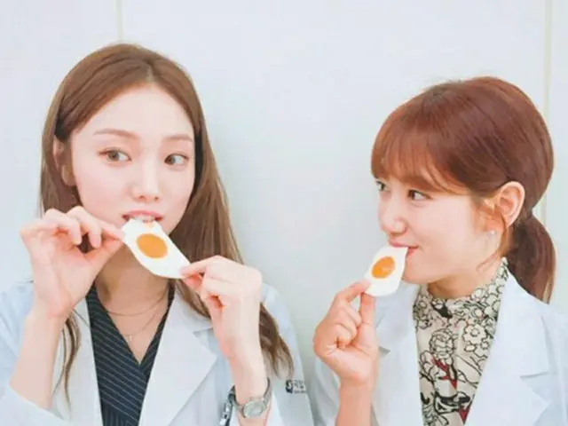女優イ・ソンギョンとパク・シネが撮影現場でユニークな写真を撮った（提供:OSEN）