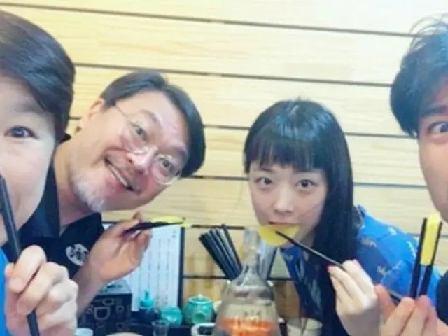 韓国女優ソルリ（22、元f(x)）が大ヒット中の映画「釜山行き」に出演する俳優キム・イソン（50）との食事風景を公開し、そこには恋人チェザ（36）の姿もあった。（提供:news1）