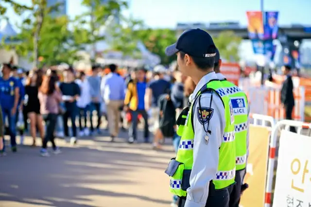 ソンジェは義務警察の広報団に所属したが、義務警察の本来の任務は交番勤務、交通整理、治安維持活動である（写真提供:ロコレ）