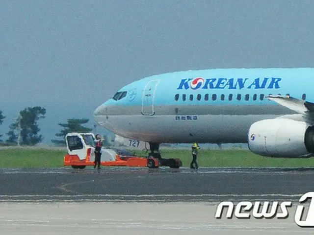 29日、日本・成田国際空港を出発し韓国・済州（チェジュ）国際空港に着陸した大韓航空機の前輪が破れる事故が発生した。