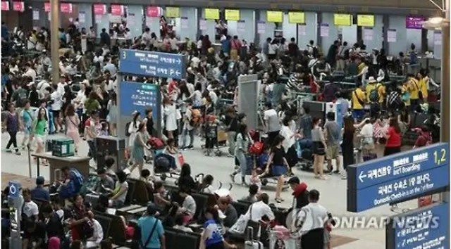 夏季休暇シーズンを迎え混み合う仁川空港＝（聯合ニュース）