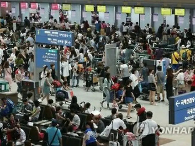 夏季休暇シーズンを迎え混み合う仁川空港＝（聯合ニュース）