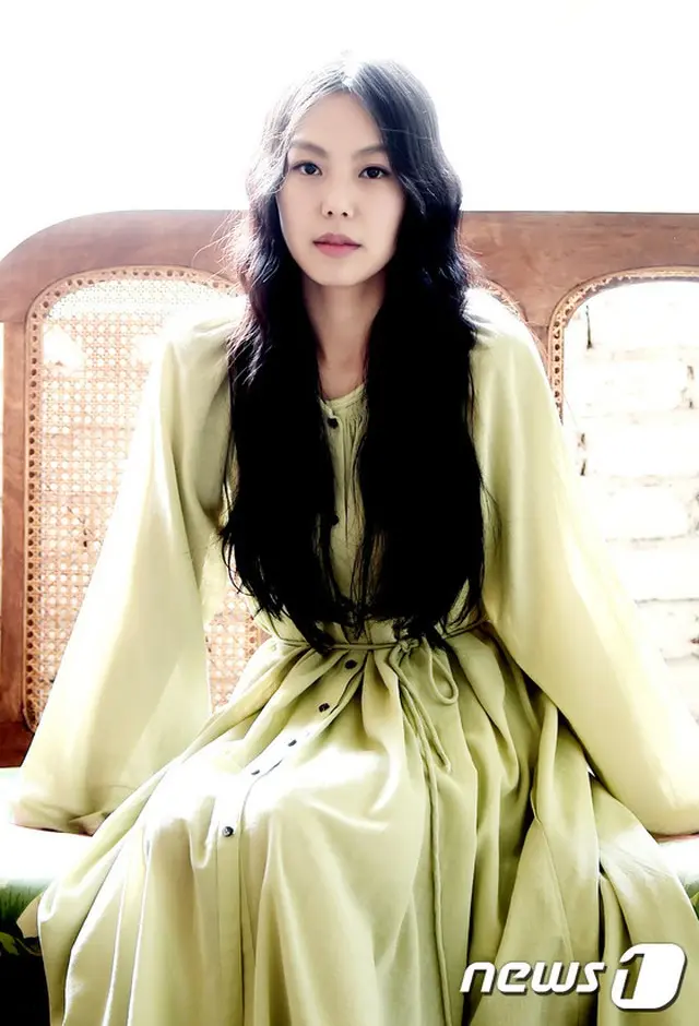 韓国女優キム・ミニ（34）がホン・サンス監督（54）との不倫説により、広告モデルの違約金を支払ったとする報道が流れた。