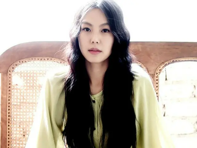 韓国女優キム・ミニ（34）がホン・サンス監督（54）との不倫説により、広告モデルの違約金を支払ったとする報道が流れた。
