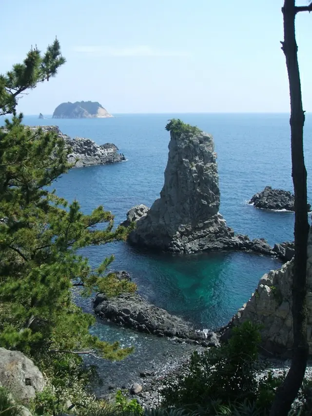 海から突き出ている岩がウェドルゲ（写真提供:ロコレ）