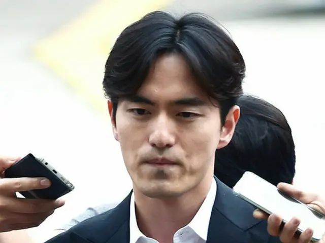 俳優イ・ジヌク、性的暴行疑惑後はじめての公式立場 「俳優として最善を尽くす」