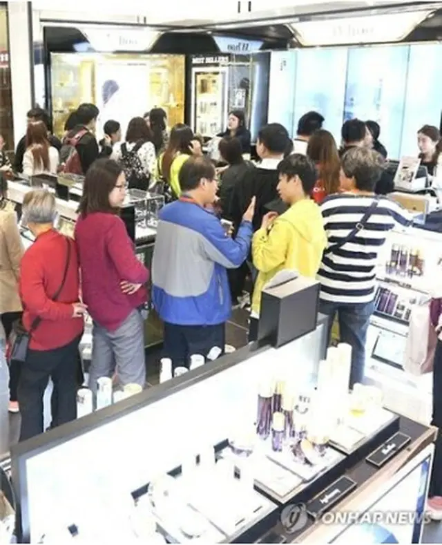 韓国の免税店内の化粧品売り場（資料写真）＝（聯合ニュース）