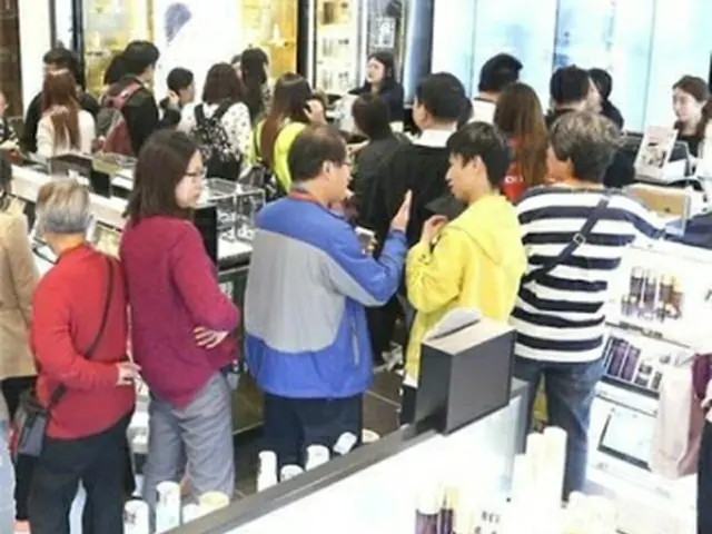 韓国の免税店内の化粧品売り場（資料写真）＝（聯合ニュース）